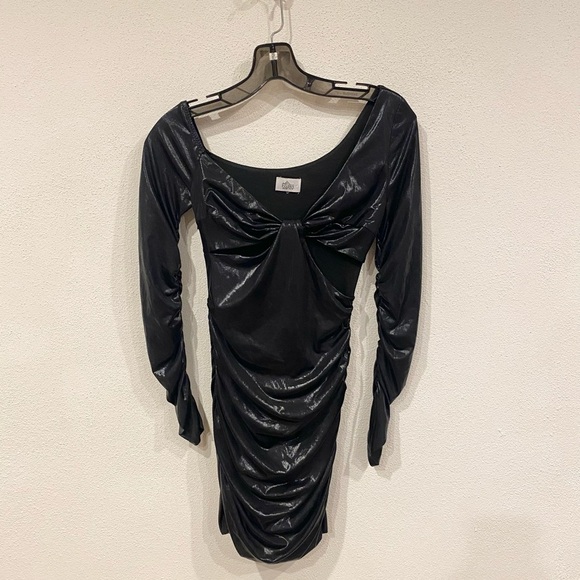 Oh Polly Perfect For Me Off the Shoulder Mini Dress Size 2 EUC - Picture 2 of 5